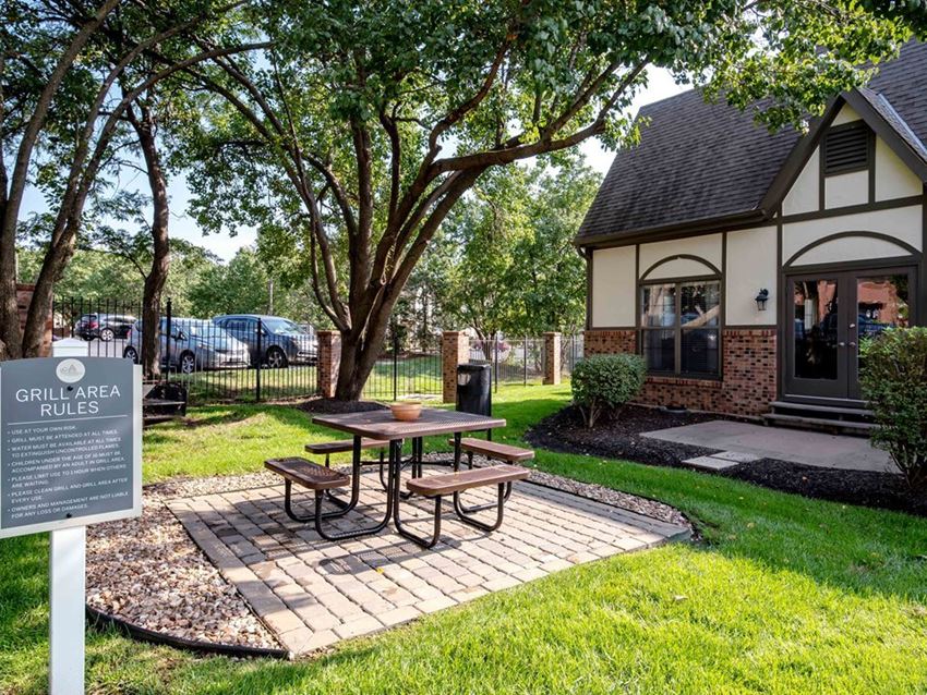 Outdoor courtyard area with barbecue and dining area in Corinth Place in Corinth Communities in Prairie Village, Kansas.